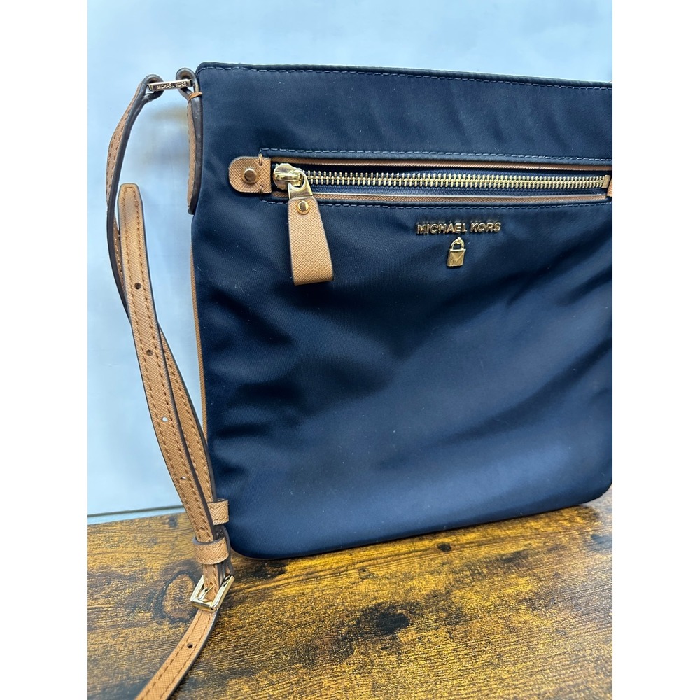 Michael Kors Kelsey Navy Nylon Crossbody Bag Gold Tone Hardware Adjustable Strap - Picture 5 of 15